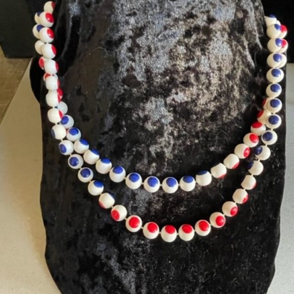Vintage Marvella 1940's red, white and blue beaded necklace. - Picture 2 of 5